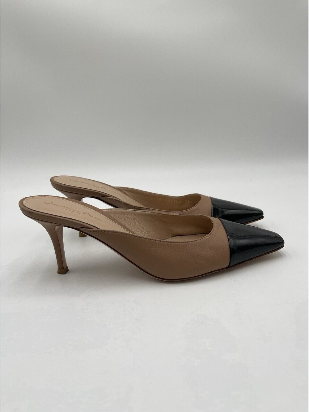 Gianvito Rossi patent leather cap-toe mules in beige and black Size 38.5